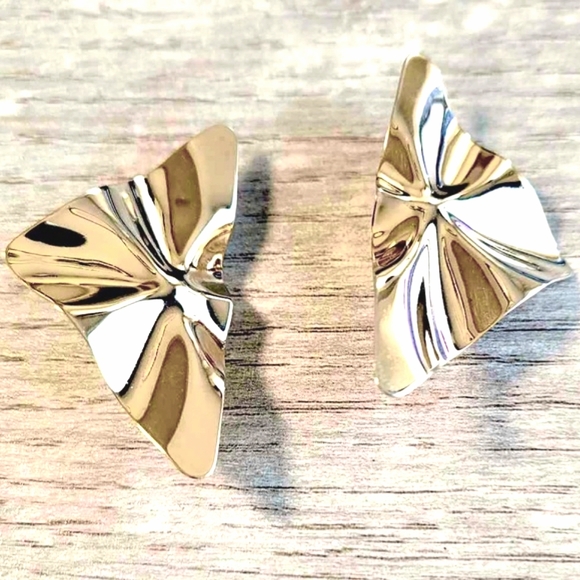 ๐๐ Vintage Bright Gold Tone Wing Pleated Clip Earrings - Picture 5 of 7